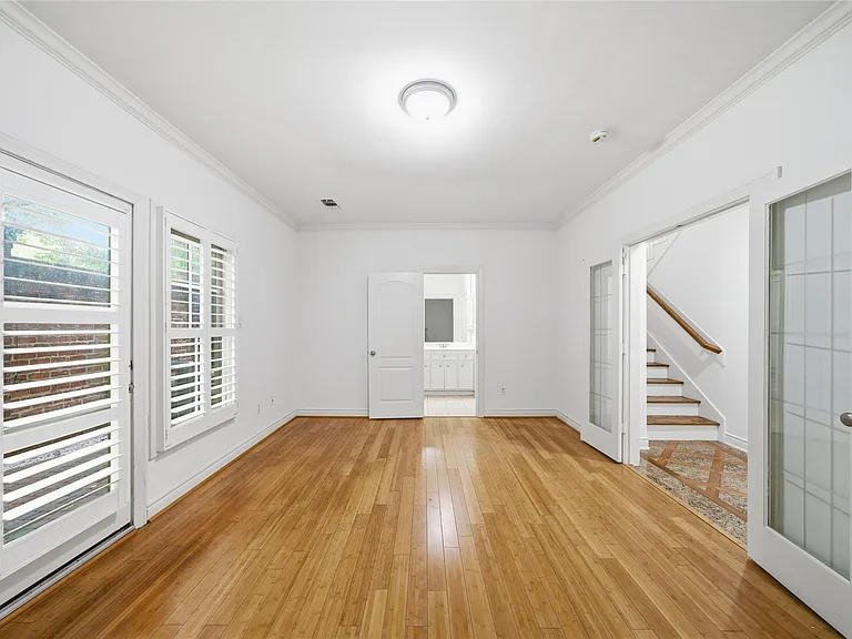 1329 Hyde Park Blvd — Photo 7