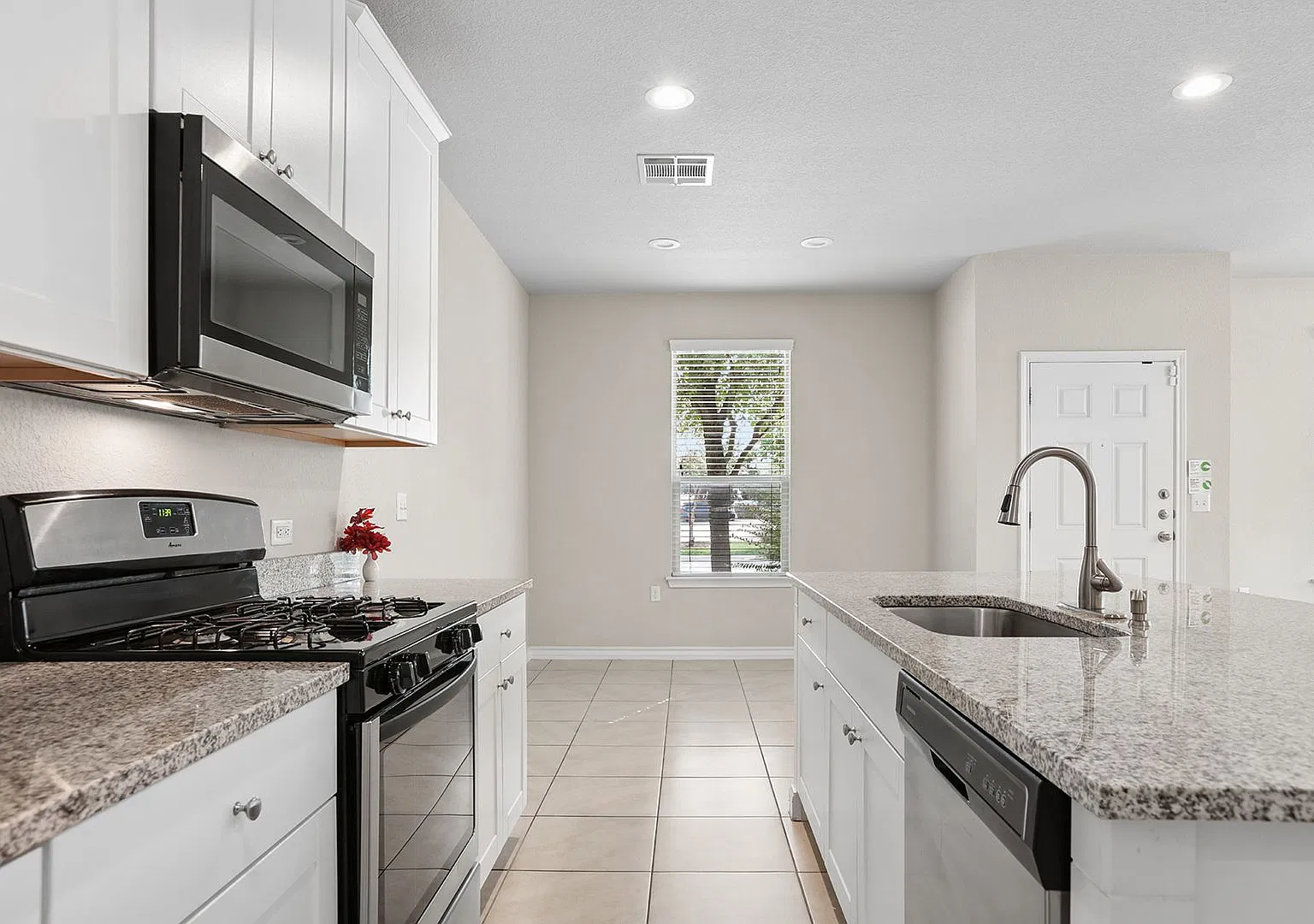 Modern Austin Living Near Tesla, the Airport, and Downtown Convenience — Photo 1
