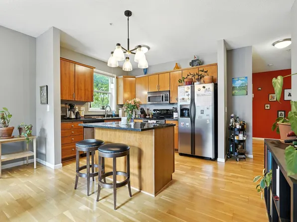 301 Oak Grove St APT 214, Minneapolis, MN 55403
