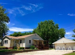 819 E 2nd St, Delavan, IL 61734