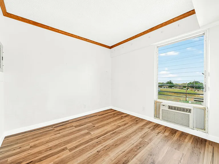 3388 Salt Lake Blvd #204 — Photo 3