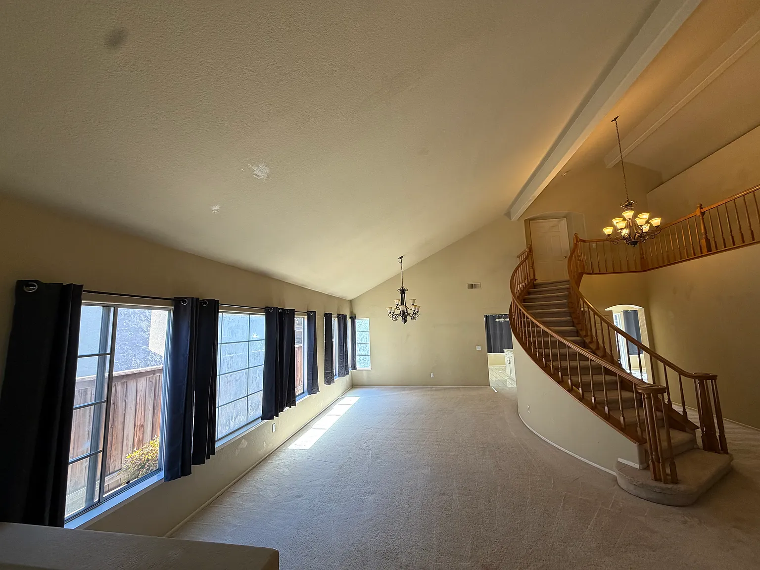4 bed, 2631 sqft, $5,600 — Photo 2