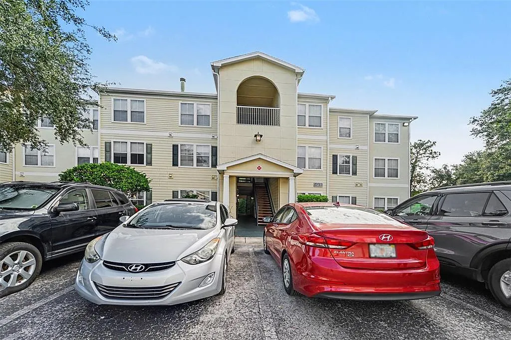2 bed, 1.0 bath, 1050 sqft, $1,700 — Photo 1