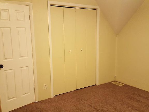 Large master bedroom with nice closet :)