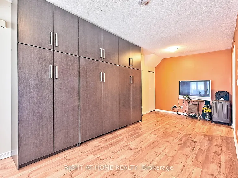 22 Western Battery Rd #109 — Photo 6
