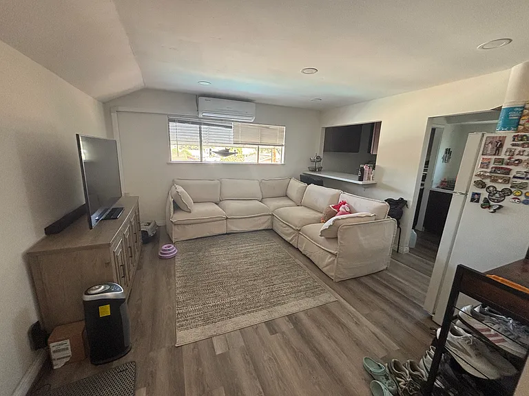 2772 W Bridgeport Ave — Photo 2