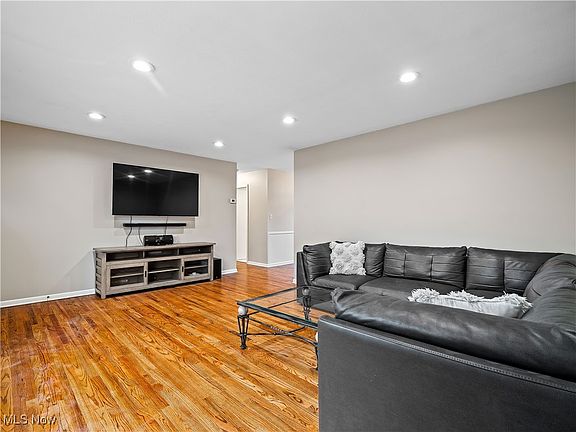 4th image of 359 Beeler Dr
