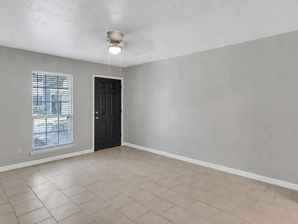 122 E Crosstimbers St #106