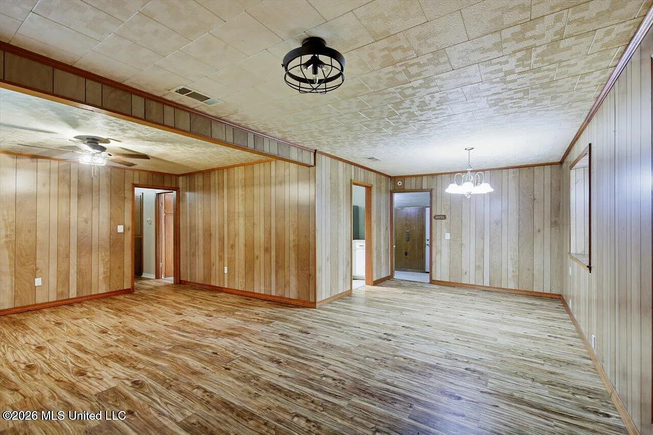 3 bed, 1.0 bath, 1322 sqft, $1,300 — Photo 3
