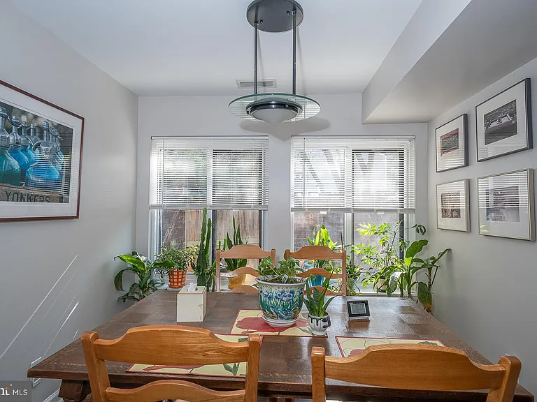 1710 Oakwood Ter #B — Photo 9