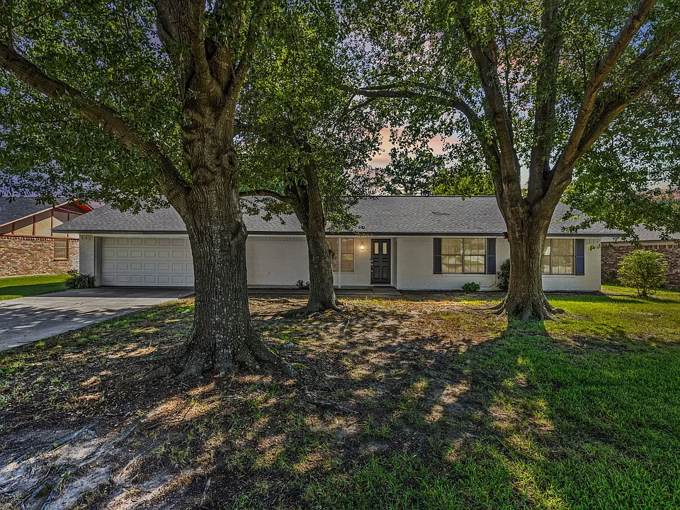 221 Azalea Dr