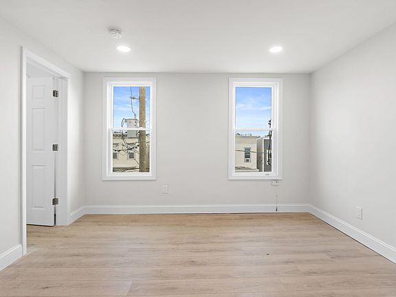 5th image of 173 Van Horne St Floor 2