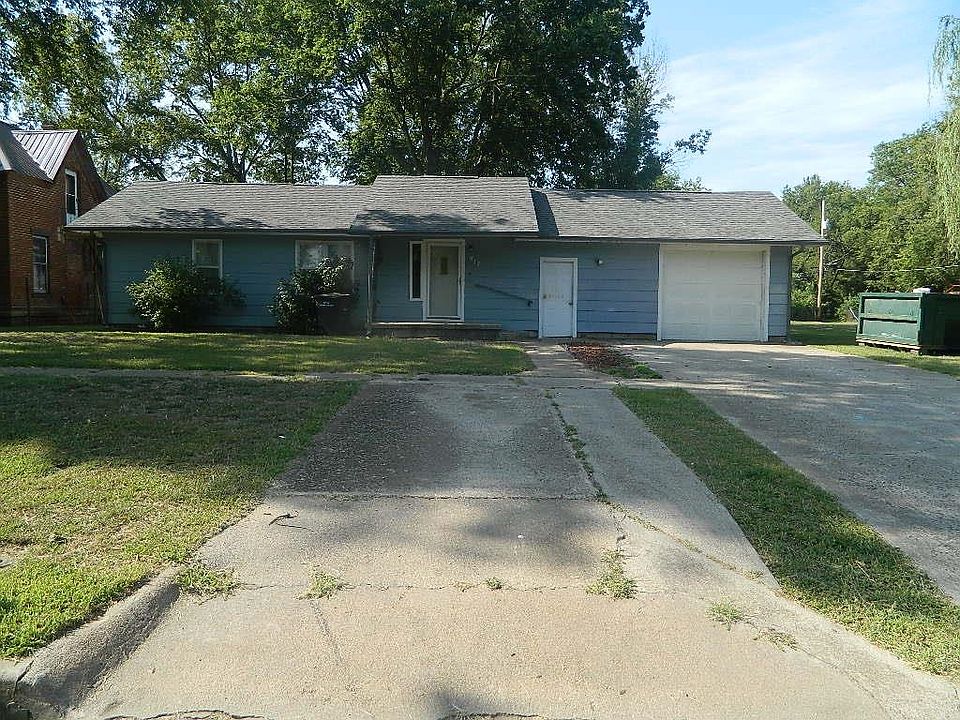 1st image of 917 E Tyler Ave