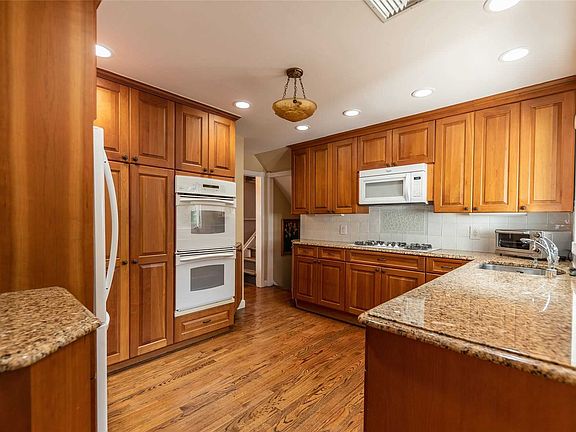 4th image of 141 Jefferson Ave