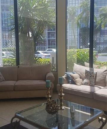 3rd image of 1000 Parkview Dr APT 101