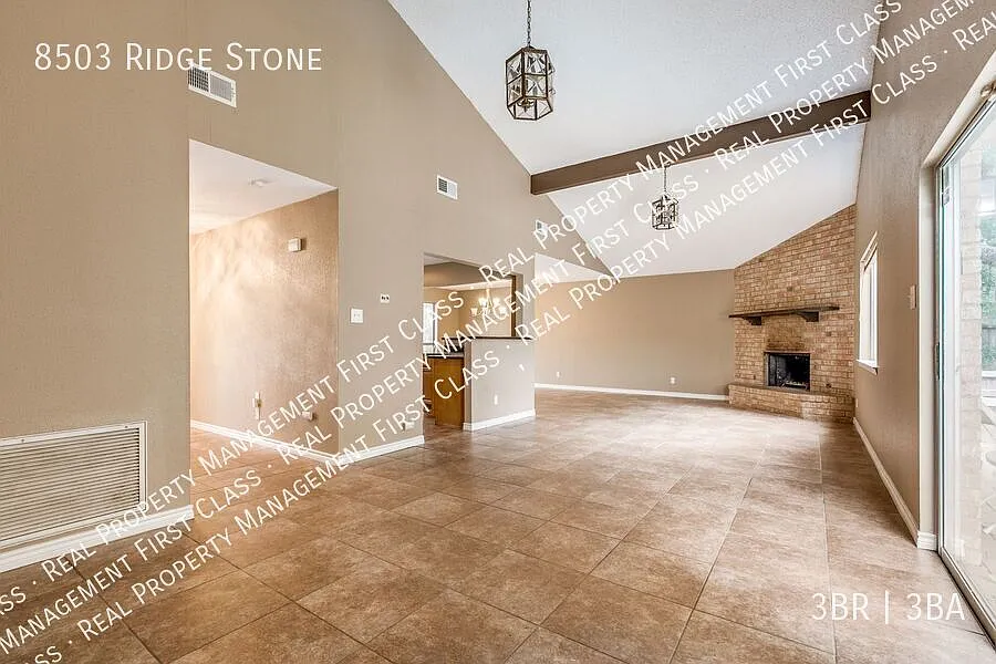 Must see! 3 BR, 2.5 BA corner with large backyard — Photo 4
