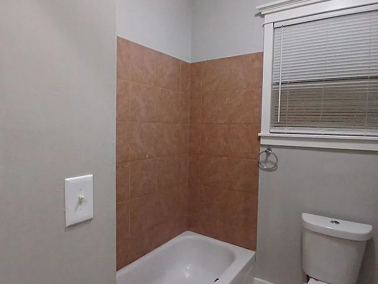 1436 Maplewood St — Photo 8