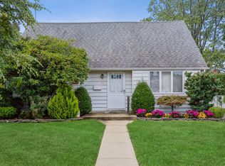 973 Park Ln N, Franklin Square, NY 11010