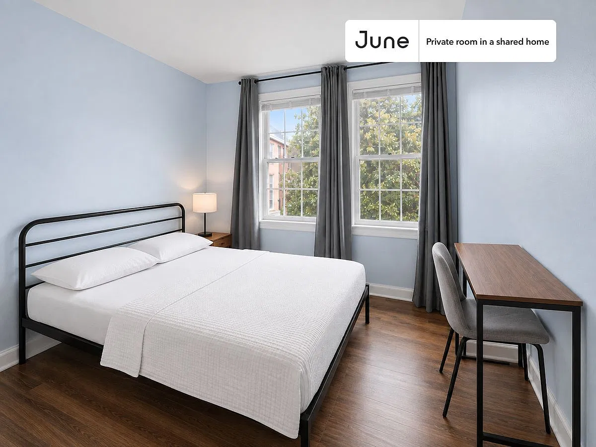 Queen bedroom in 7 bed/3.5 bath home in Southwest Waterfront #938 G — Photo 1