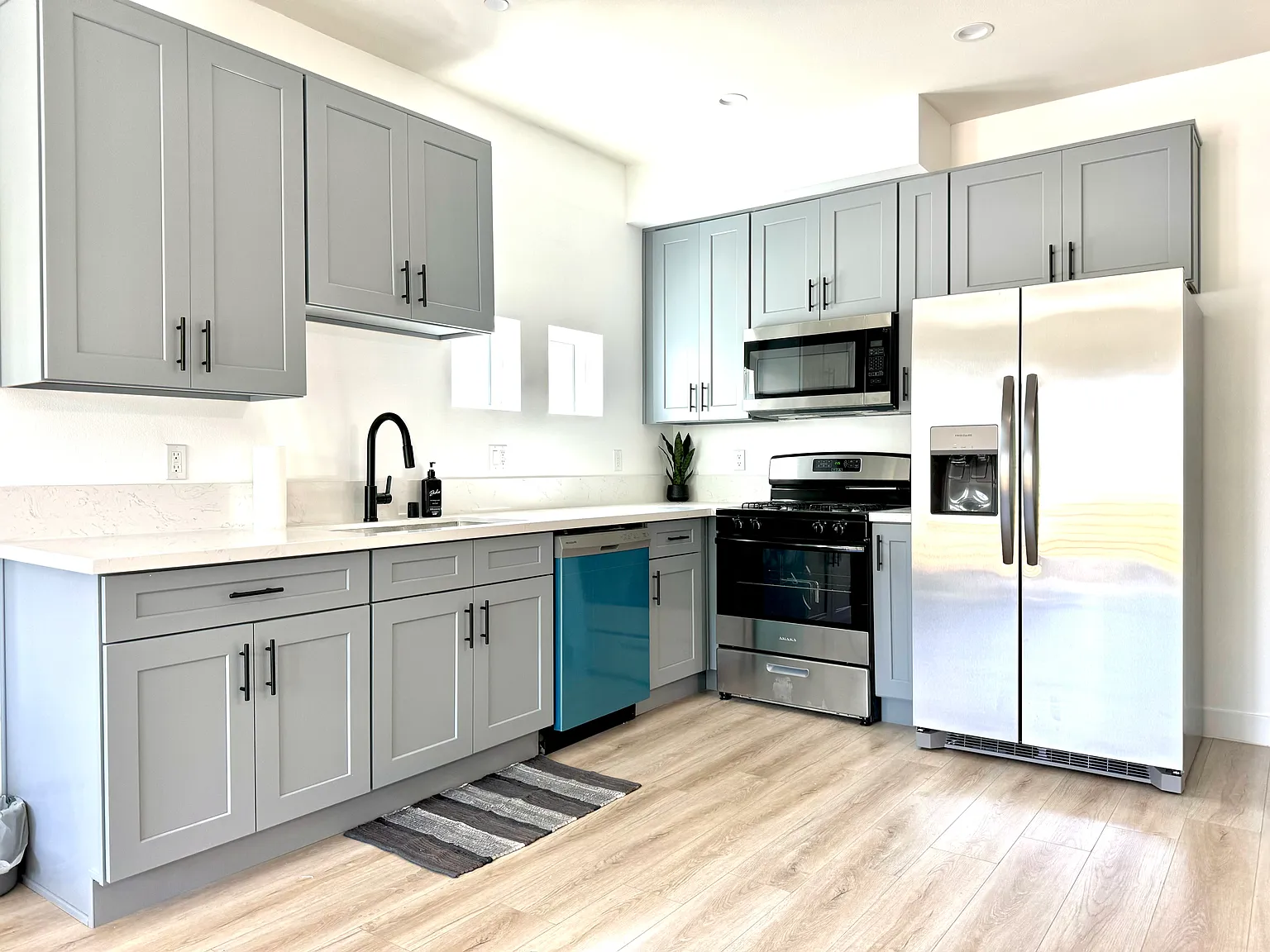 1 bed, 300 sqft, $999 — Photo 3