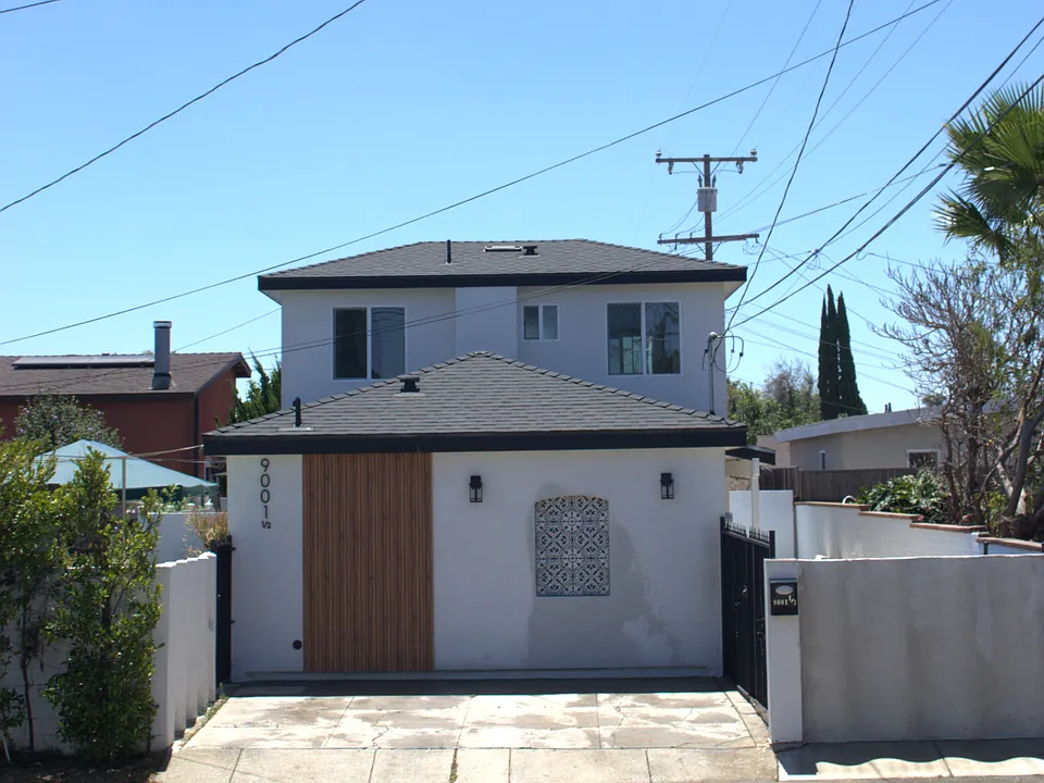 9001 S Van Ness Ave #1/2