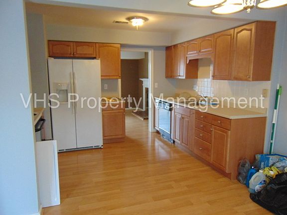 3rd image of 160B Leeds Ct W