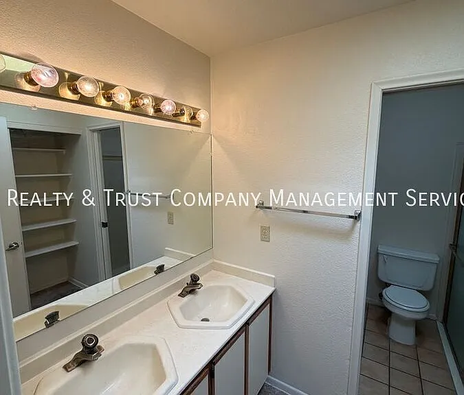 709 W Millbrook Ln — Photo 17