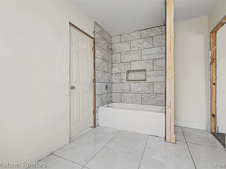 5533 Sheridan St — Photo 15