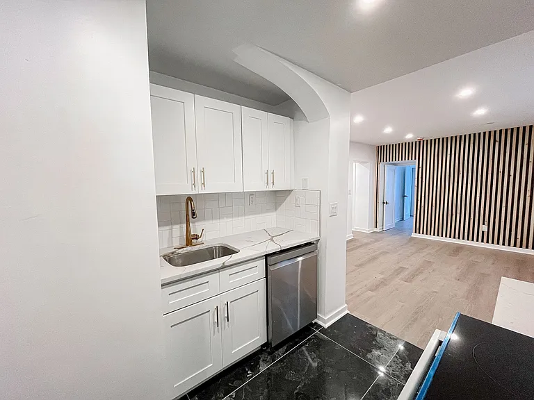 208 Warren St — Photo 8