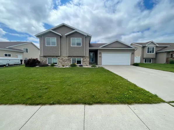 4516 Westport Pkwy, West Fargo, ND 58078