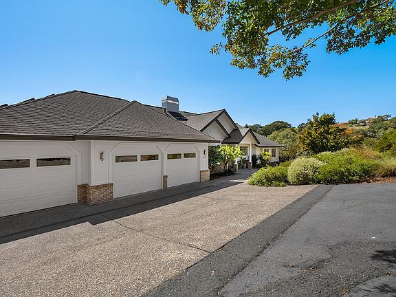 3rd image of 2039 Burnside Road