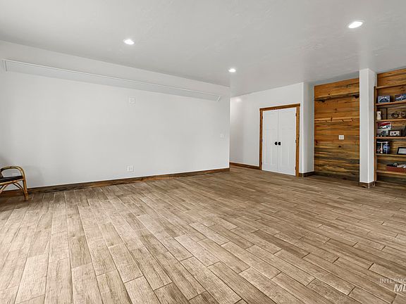 4th image of 517 2nd Ave W