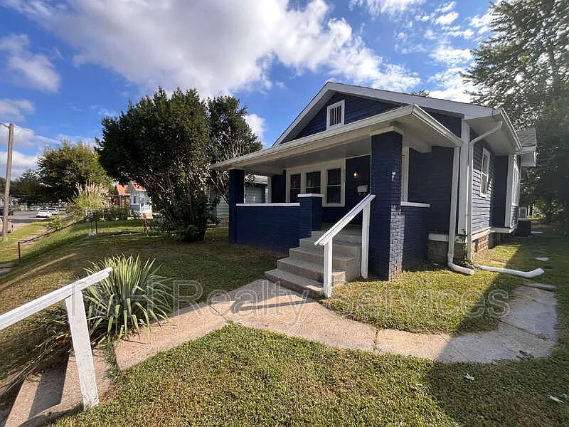 3 bed, 1.0 bath, 2182 sqft, $1,495 — Photo 2