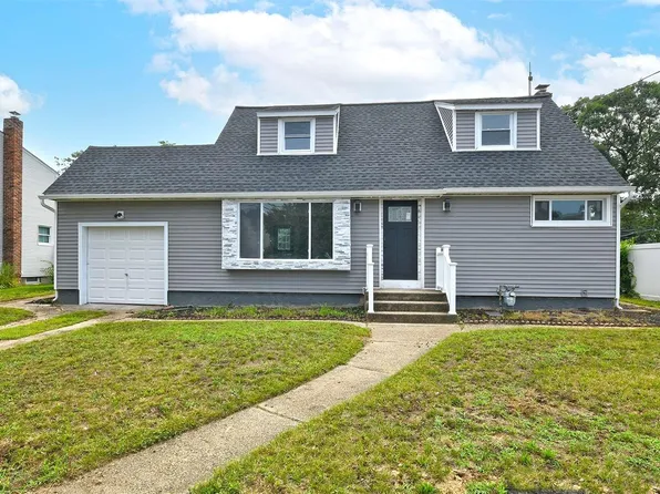 9 Eastwood Drive, Massapequa Park, NY 11762
