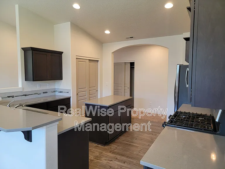 2482 NW Glen Oak Ave — Photo 6