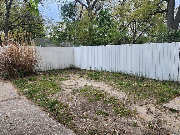 4th image of 1095 E Apple Ave
