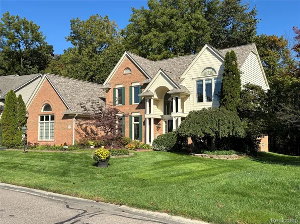 40054 Woodside Dr N, Northville, MI 48168