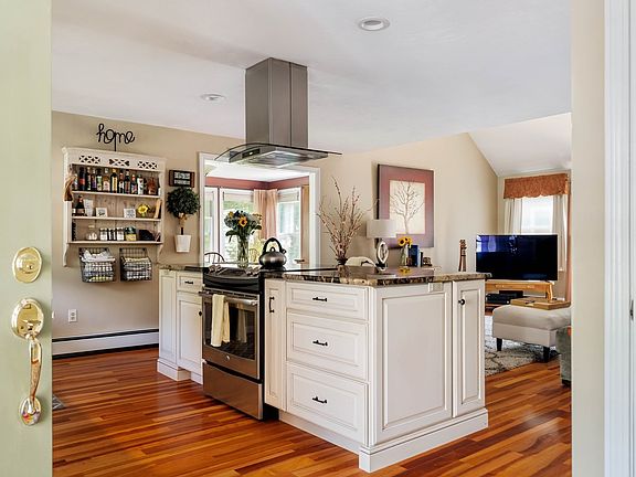 4th image of 13 Fieldstone St #13