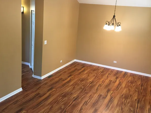 253 W Whispering Oaks Ln, Round Lake, IL 60073