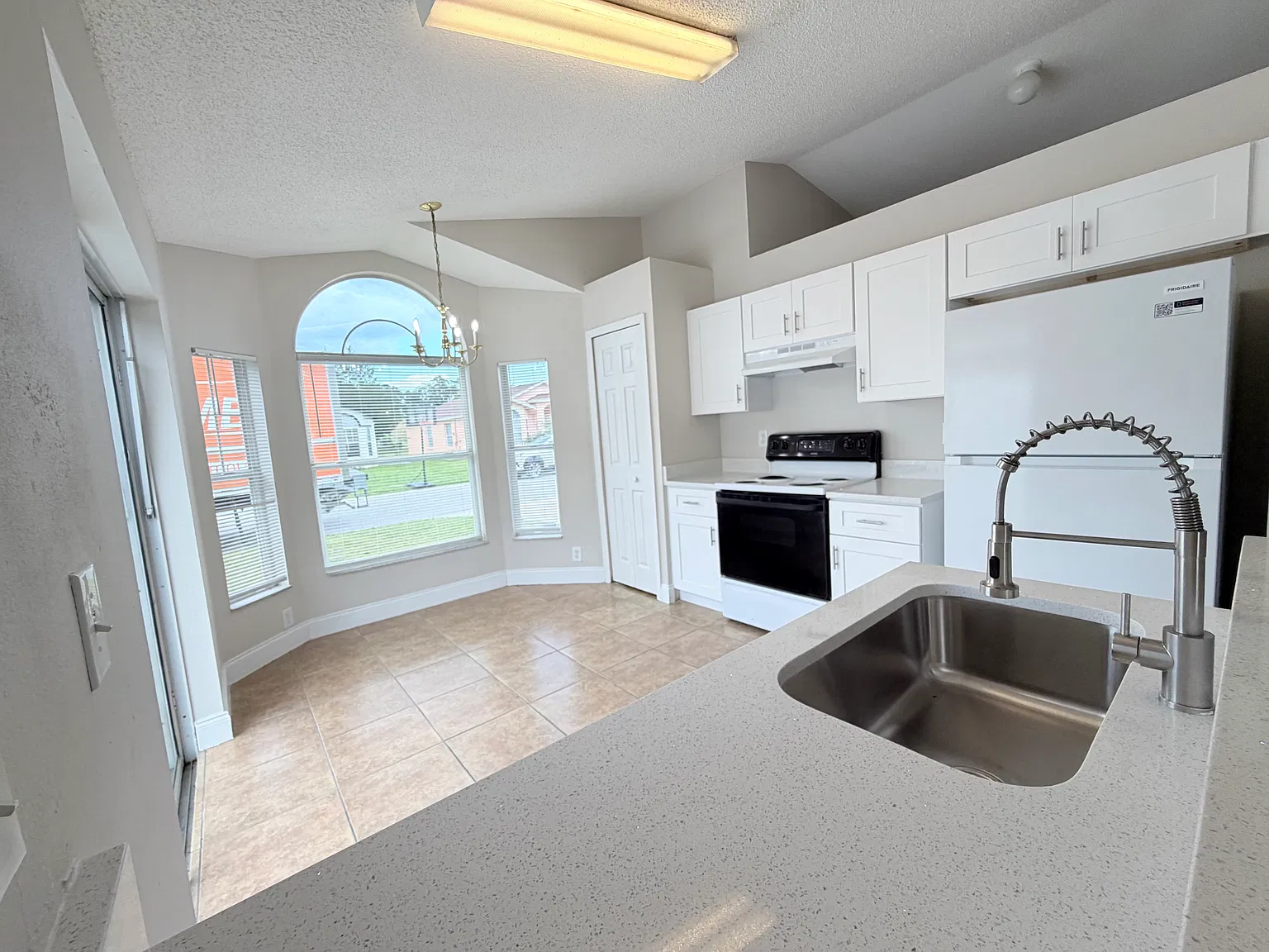 3 bed, 1099 sqft, $1,995 — Photo 4