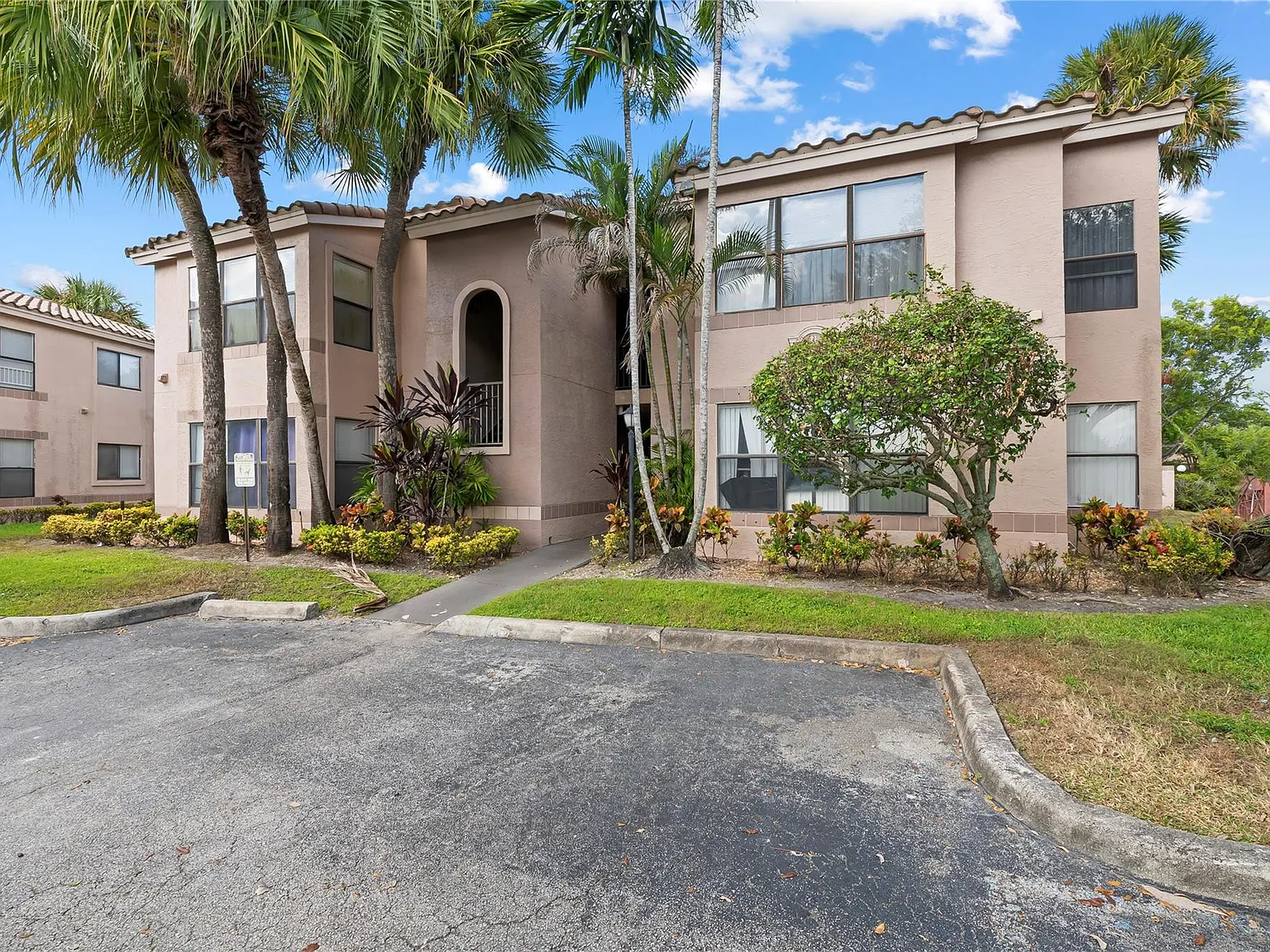 1 bed, 1.0 bath, 565 sqft, $1,800 — Photo 1