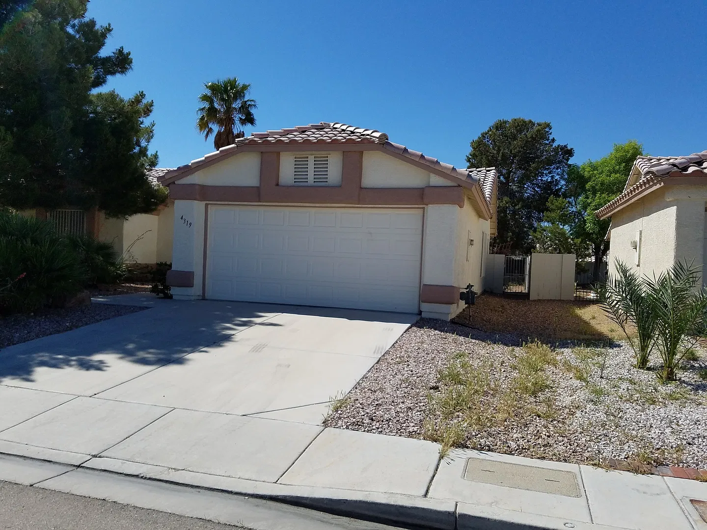 Single Story * 3 bedroom * New Paint & Flooring — Photo 2