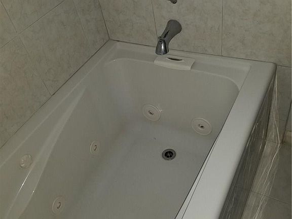 4th image of 1722 NE 25th St #2D