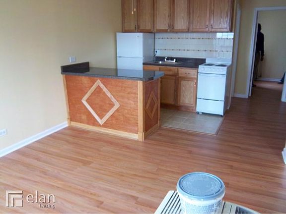 2nd image of 3933 N Clarendon Ave APT 202