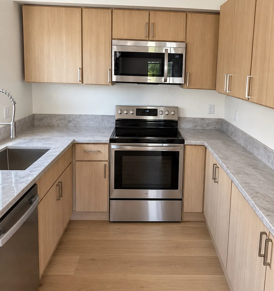 2466 Iowa Ave — Photo 1