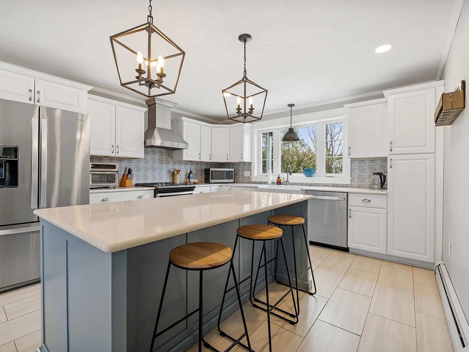 3 bed, 3.0 bath, 4690 sqft, $1,695 — Photo 4