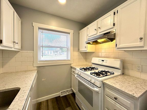 3rd image of 1845 Herrick Ave NE