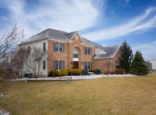8 Balmoral Dr, Pittstown, NJ 08867