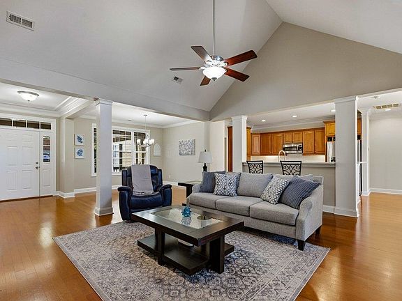 5th image of 548 Arcadia Rd.