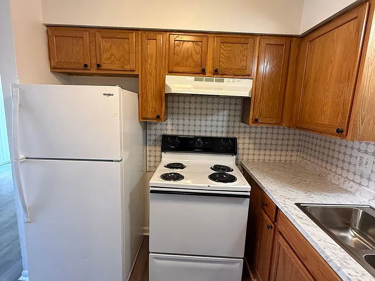 Lawrence Glen Apartments — Photo 35